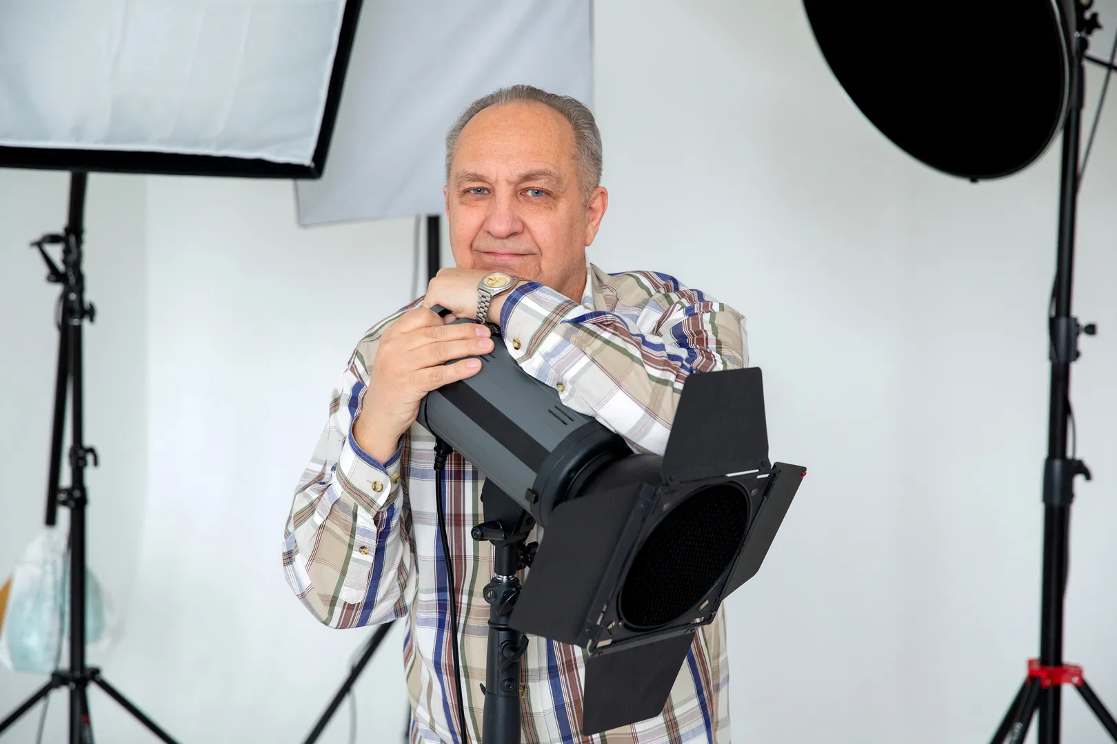 Профессиональный фотограф Андрей Кочкин в фотостудии